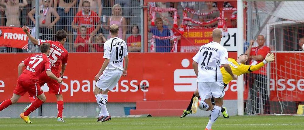 Energies Alexander Bittroff (2. v. l.) trifft gegen Paderborn zum 2:0.