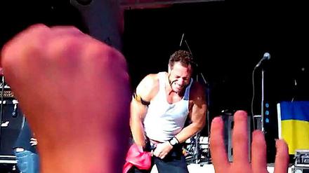 Bassist Jared Hasselhoff zieht die Fahne durch die Hose.
