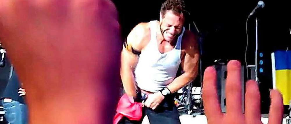 Bassist Jared Hasselhoff zieht die Fahne durch die Hose.
