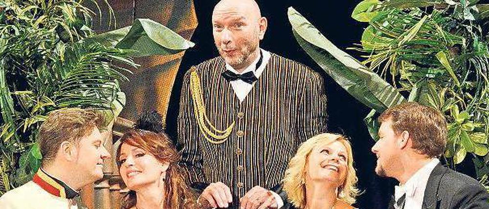 Paprika im Blut. So wie bei den Proben in Budapest (in der Mitte Ralph Morgenstern als Butler Mischka), soll die Czárdásfürsten am Sonnabend in der Waldbühne aussehen.