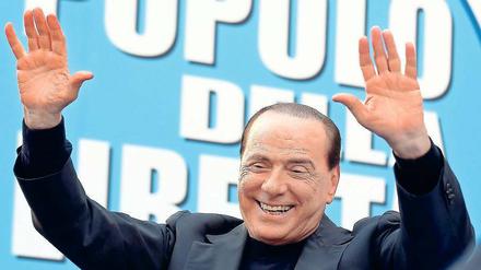 Gute Miene. Italiens früherer Regierungschef Silvio Berlusconi winkt seinen Unterstützern bei einer Protestkundgebung in Rom gegen seine Verurteilung wegen Steuerhinterziehung zu. Foto: Alessandro Bianchi/ Reuters