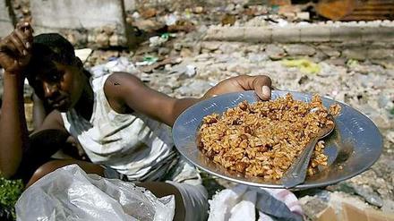 Für viele Menschen in Indien sind einfache Linsen- und Reisgerichte Lebensgrundlage. Eine solche Mahlzeit wurde nun Schulkindern zum Verhängnis.