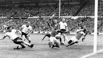 Alles sauber? Bei den deutschen WM-Fußballern von 1966 (in Weiß) wurden Spuren der Dopingsubstanz Ephedrin gefunden. 
