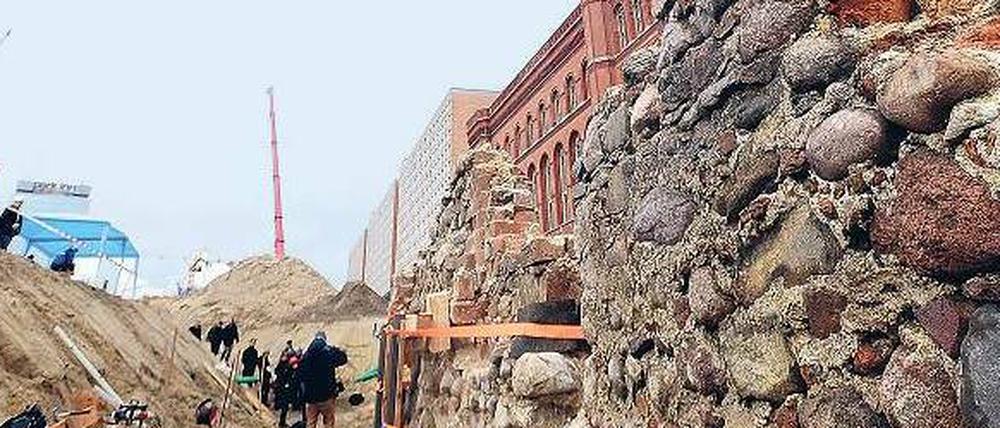 Gotisches Rathaus. Neben dem Dienstsitz des Regierenden Bürgermeisters entdeckten die Archäologen die Grundmauern des Vorgängerbaus – sowie Münzen, Würfel und verloren geglaubte Kunstwerke von unter den Nazis verfemten Künstlern.