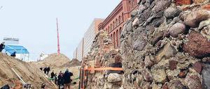 Gotisches Rathaus. Neben dem Dienstsitz des Regierenden Bürgermeisters entdeckten die Archäologen die Grundmauern des Vorgängerbaus – sowie Münzen, Würfel und verloren geglaubte Kunstwerke von unter den Nazis verfemten Künstlern.