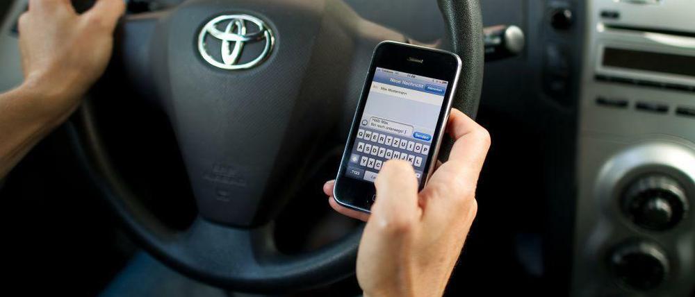 Bloß nicht! Bis zum nächsten Parkplatz wird ja wohl auch diese SMS noch Zeit haben.