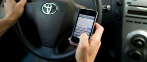 Bloß nicht! Bis zum nächsten Parkplatz wird ja wohl auch diese SMS noch Zeit haben.