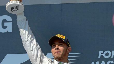 Lewis Hamilton nach dem Großen Preis von Ungarn. Mit seinem Premierensieg für Mercedes verhinderte er den ersten Sieg von Sebastian Vettel auf dem Hungaroring.