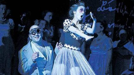 Phantasmagorie: Hoffmann (Matthew Pena, l.) verfällt der Puppe Olympia (Ji-Hyun An). 