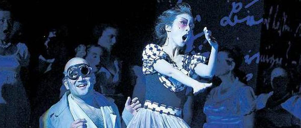 Phantasmagorie: Hoffmann (Matthew Pena, l.) verfällt der Puppe Olympia (Ji-Hyun An). 