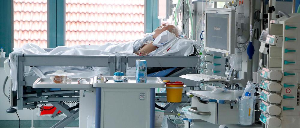 Intensivbetten gibt es in Berlin genug, Beatmungsgeräte inzwischen auch – es muss sie nur jemand bedienen.