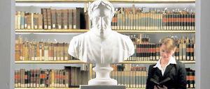 Erleuchtet. In der Anna-Amalia-Bibliothek Weimar befinden sich die Manuskripte Goethes und Schillers.