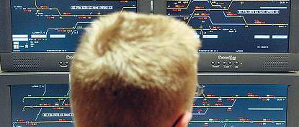 Die Übersicht behalten. Ein Mitarbeiter im Stellwerk Frankfurt/Main. Foto: dpa