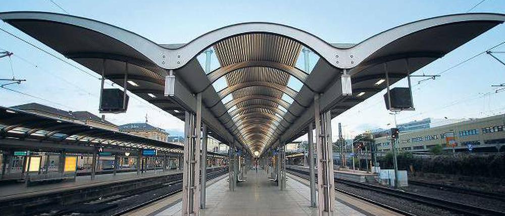 Leere Bahnsteige. Ohne Fahrgäste kommt die Architektur im Mainzer Hauptbahnhof schön zur Geltung.