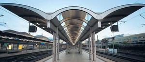 Leere Bahnsteige. Ohne Fahrgäste kommt die Architektur im Mainzer Hauptbahnhof schön zur Geltung. 