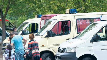 Zuflucht in Hellersdorf. Gestern zogen die ersten Flüchtlinge, unter anderem aus Syrien und Afghanistan, ins Asylbewerberheim in der Carola-Neher-Straße. Das ehemalige Max-Reinhardt-Gymnasium war für Asylbewerber umgebaut worden. Foto: Davids