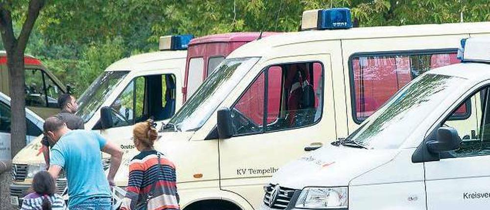 Zuflucht in Hellersdorf. Gestern zogen die ersten Flüchtlinge, unter anderem aus Syrien und Afghanistan, ins Asylbewerberheim in der Carola-Neher-Straße. Das ehemalige Max-Reinhardt-Gymnasium war für Asylbewerber umgebaut worden. Foto: Davids