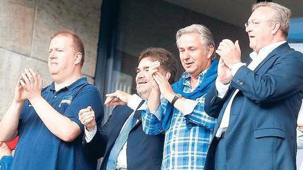 Applaus für Hertha. Finanzgeschäftsführer Ingo Schiller (links, mit Bürgermeister Klaus Wowereit, 2.v.r.) konnte zuletzt positive Nachrichten verkünden.