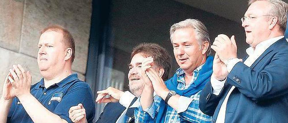 Applaus für Hertha. Finanzgeschäftsführer Ingo Schiller (links, mit Bürgermeister Klaus Wowereit, 2.v.r.) konnte zuletzt positive Nachrichten verkünden.