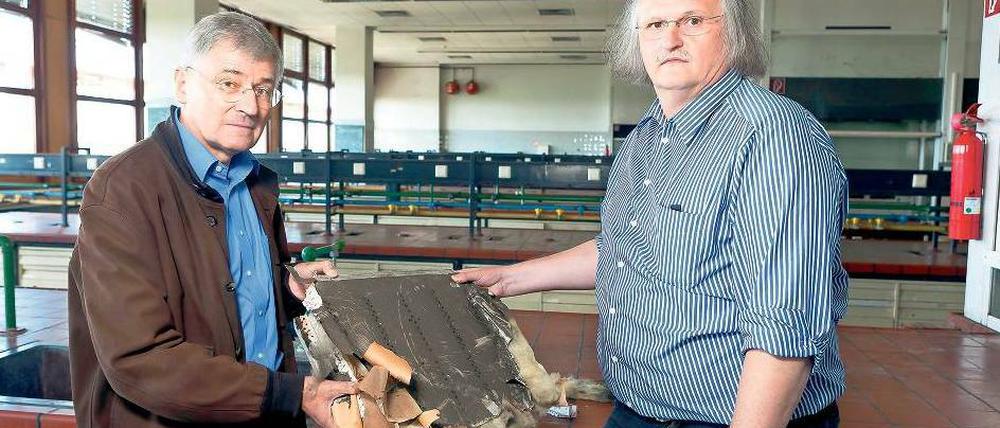 Frustriert. Chemie-Dekan Hans Reißig und Prodekan Ulrich Abram mit einem herabgefallenen Deckenteil. Foto: Georg Moritz