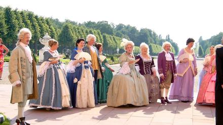 Zeitreise im Schlossgarten. Manchmal trifft man auf Barockvereine, die zu Veranstaltungen auftreten. Man kann aber auch historische Themenführungen buchen, etwa aus der Perspektive des Adels oder des Personals. 