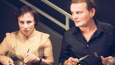 Mauerblümchen mit Macho. Olivia (Eva Löbau) hat keine Lust mehr auf ihren selbstgefälligen Ehemann Klaus (Devid Striesow) und zieht wieder bei ihrer Mutter ein. Doch als Klaus sie zu sich zurückholen will, beginnt eine turbulente Geschichte. Foto: NDR