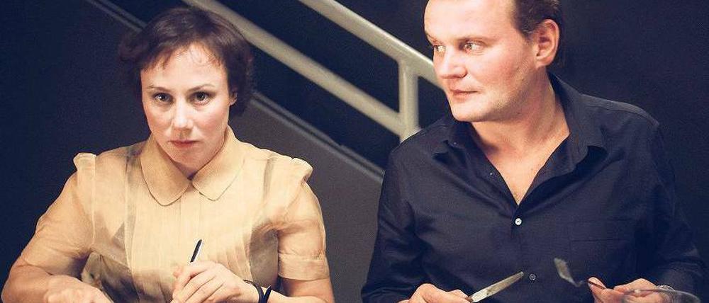 Mauerblümchen mit Macho. Olivia (Eva Löbau) hat keine Lust mehr auf ihren selbstgefälligen Ehemann Klaus (Devid Striesow) und zieht wieder bei ihrer Mutter ein. Doch als Klaus sie zu sich zurückholen will, beginnt eine turbulente Geschichte. Foto: NDR