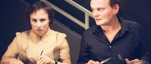 Mauerblümchen mit Macho. Olivia (Eva Löbau) hat keine Lust mehr auf ihren selbstgefälligen Ehemann Klaus (Devid Striesow) und zieht wieder bei ihrer Mutter ein. Doch als Klaus sie zu sich zurückholen will, beginnt eine turbulente Geschichte. Foto: NDR