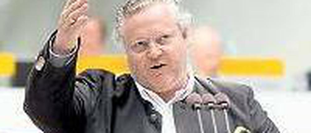 Solarworld-Gründer und -Chef Frank Asbeck, hier auf dem Treffen der Anteilseigner im vergangenen Jahr, muss am Mittwoch die Aktionäre in einer außerordentlichen Hauptversammlung von seinen Rettungsplänen überzeugen.