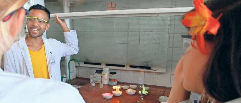 Wer trotz Sommerferien und tropischer Temperaturen in die Uni geht, der meint es ernst. Bei der Sommeruni der FU lernen Schüler in den Laboren unter anderem verschiedene Flammenfarben kennen.