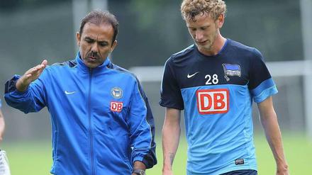 Im Dialog. Jos Luhukay benannte Fabian Lustenberger gestern zum neuen Kapitän. 
