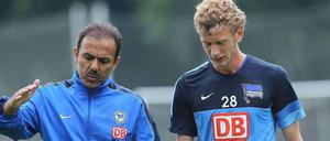 Im Dialog. Jos Luhukay benannte Fabian Lustenberger gestern zum neuen Kapitän.