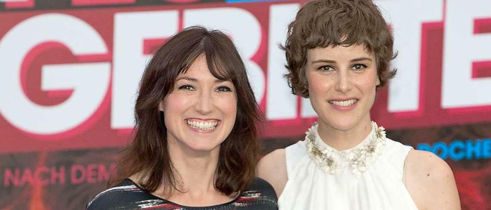 Ohne Hemmungen. Autorin Charlotte Roche (l) und Hauptdarstellerin Carla Juri bei der "Feuchtgebiete"-Premiere.