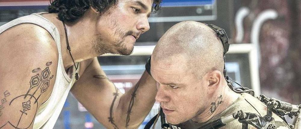 Alles okay? Spider (Wagner Moura) macht Max (Matt Damon) fit für den Angriff auf Elysium, die Raumstation der Superreichen.
