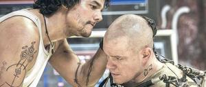 Alles okay? Spider (Wagner Moura) macht Max (Matt Damon) fit für den Angriff auf Elysium, die Raumstation der Superreichen.