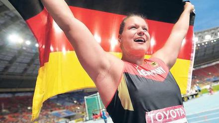 Flaggentag. Christina Schwanitz hat eine lange Leidenszeit hinter sich. Umso mehr kann sich die Chemnitzerin jetzt über ihren Erfolg freuen. Foto: dpa