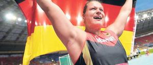 Flaggentag. Christina Schwanitz hat eine lange Leidenszeit hinter sich. Umso mehr kann sich die Chemnitzerin jetzt über ihren Erfolg freuen. Foto: dpa