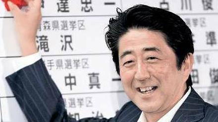 Das Lächeln des Siegers: Ministerpräsident Shinzo Abe nach der Abstimmung.