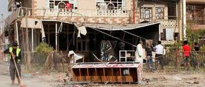 Ein Straßenarbeiter beseitigt die Spuren einer Autobombe in Bagdad. Immer wieder erschüttern Anschläge das Land.
