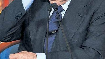 Berlusconi darf bei Neuwahlen nicht mehr kandidieren, seine Abgeordneten versuchen jedoch, die Gesetzeslage zu ändern.