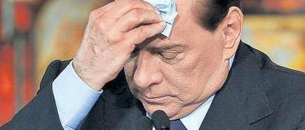 Berlusconi darf bei Neuwahlen nicht mehr kandidieren, seine Abgeordneten versuchen jedoch, die Gesetzeslage zu ändern.