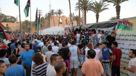 Libyer sammeln sich vor den Büros der Allianz Nationaler Kräfte in Tripolis. Sie protestieren gegen die Ermordung eines Aktivisten der Revolution.