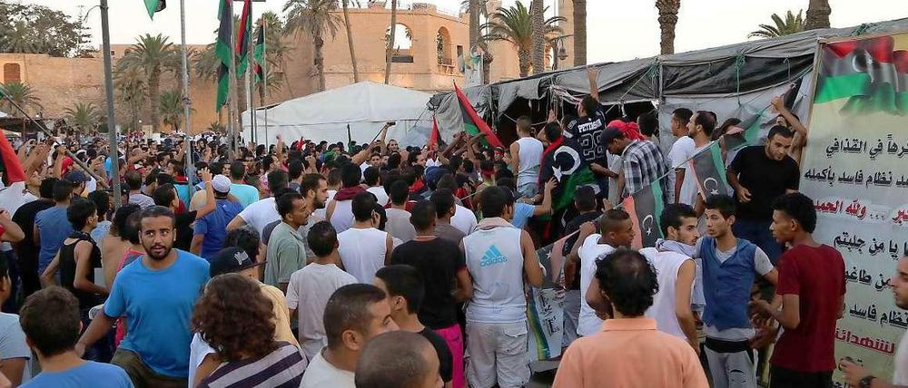 Libyer sammeln sich vor den Büros der Allianz Nationaler Kräfte in Tripolis. Sie protestieren gegen die Ermordung eines Aktivisten der Revolution.