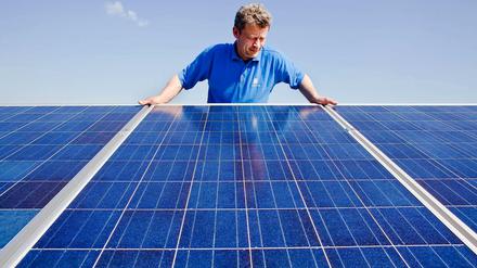Schimmert blau, liefert grün: Ein Solardach kann helfen, eigene Energie zu erzeugen