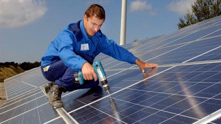 Energieanlagenmonteur auf dem Dach des neuen Energieparks bei Morbach.