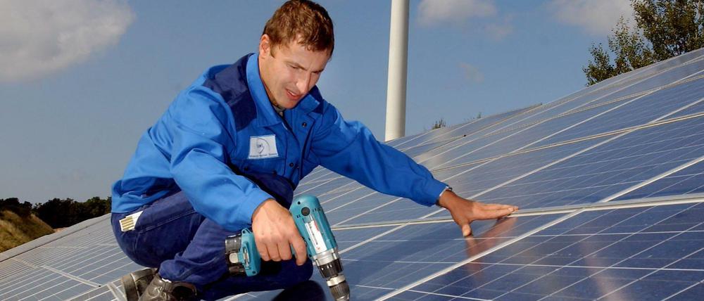 Energieanlagenmonteur auf dem Dach des neuen Energieparks bei Morbach.