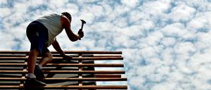 Die Arbeit auf dem Dach sollte man den Profis überlassen.