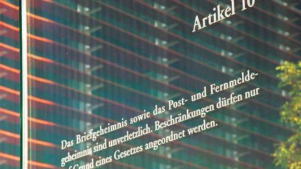 Das Grundgesetz gilt auch in der digitalen Welt. Artikel 10 enthält neben dem Post- und Briefgeheimnis auch das Fernmeldegeheimnis.