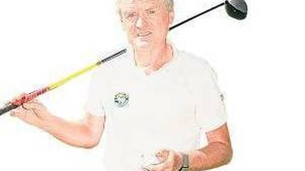 Ball ist Ball. Torwartlegende Sepp Maier geht mit Ehrgeiz an die Sache. Foto: Brunner
