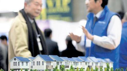 Rauf aufs Dach. Immer mehr Japaner begeistern sich – hier auf einer Messe in Tokyo – für Strom aus Sonnenenergie. Foto: dpa